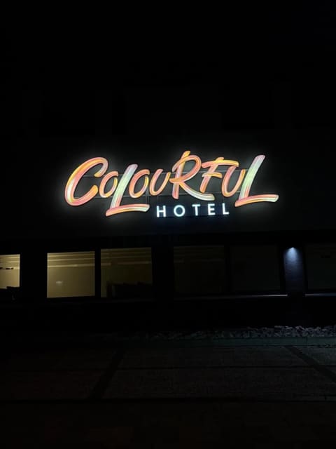 Renkli neon cephe aydınlatması
