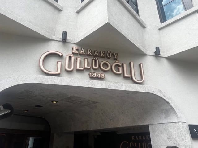 Güllüoğlu mağaza cephe uygulaması