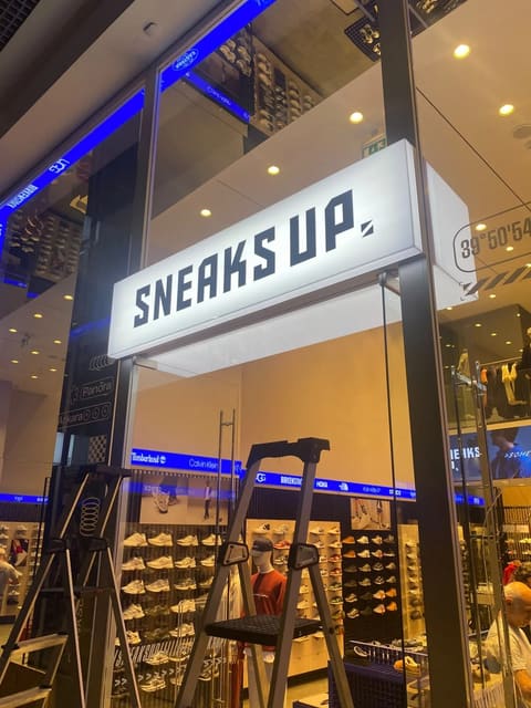 Sneaks Up ışıklı vitrin tabelası