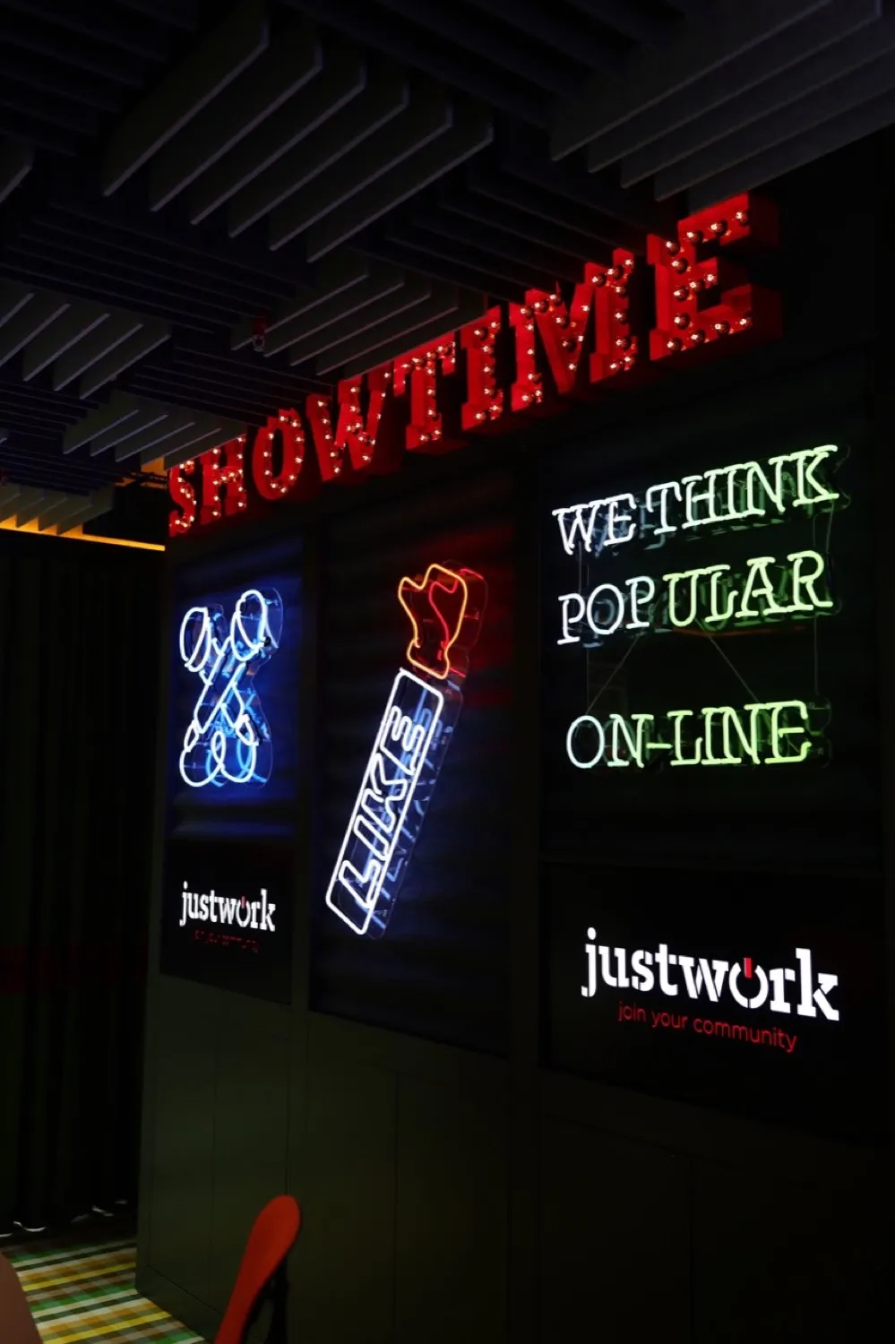 Neon iç mekan uygulaması