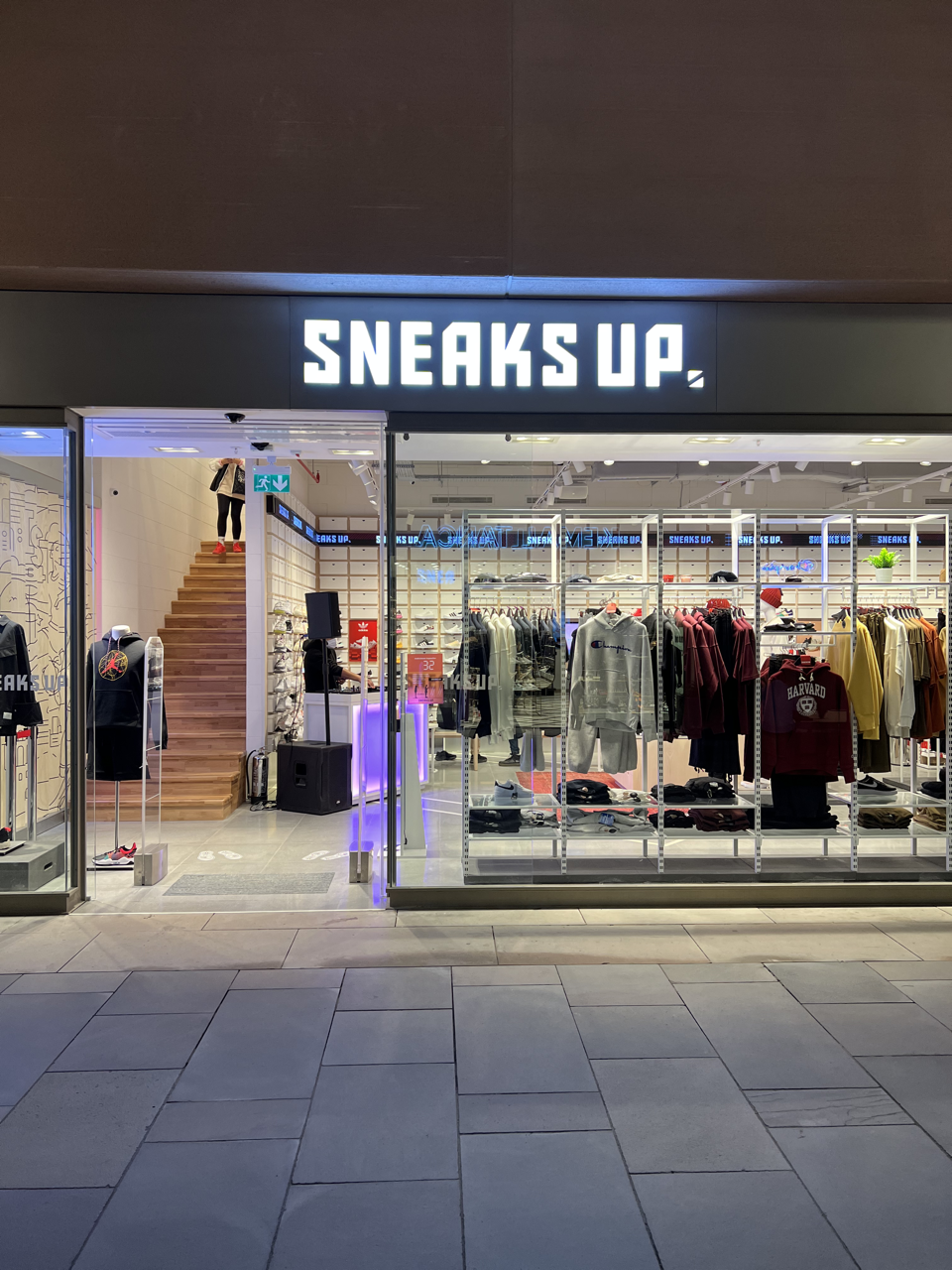 Sneaks Up iç mekan ışıklı logo